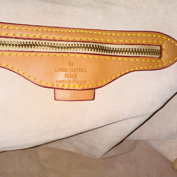 A new barely use Louis Vuitton bag - Picture 3 of 7